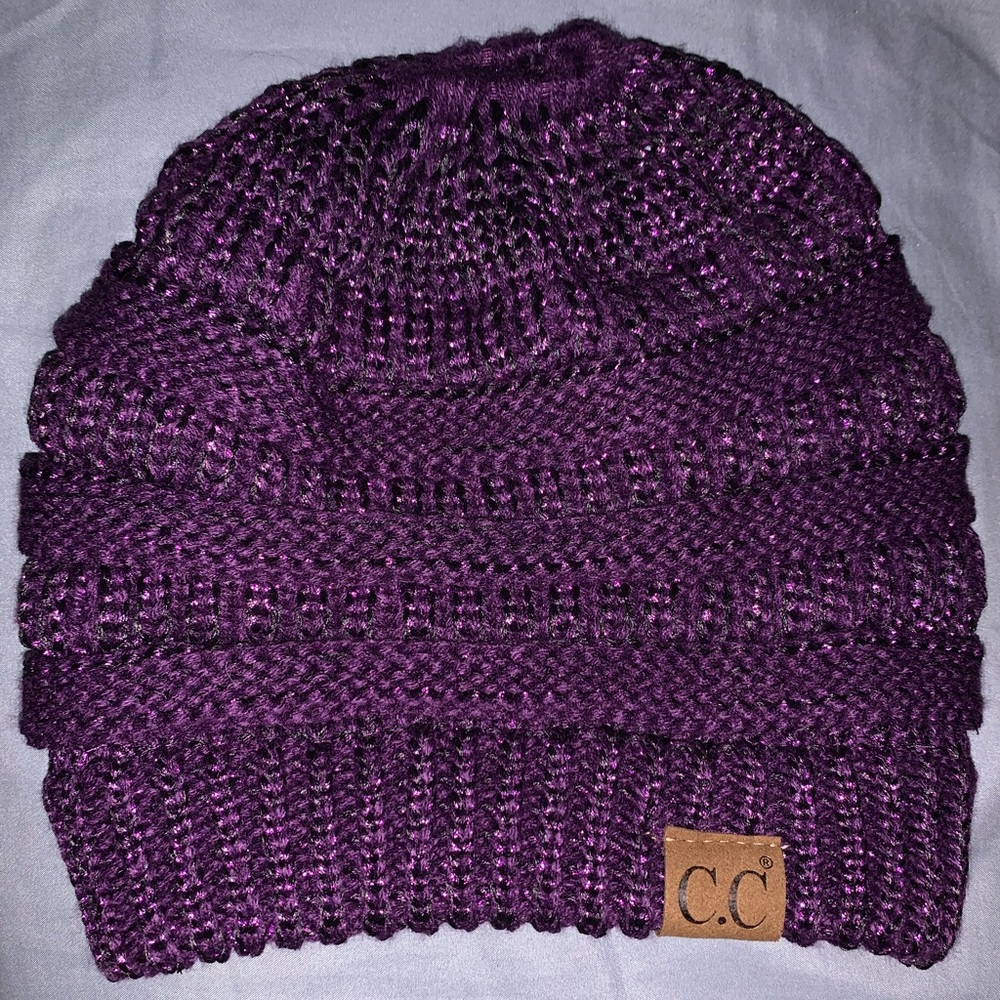 💲 SOLD 💲 CC Beanie w/ hole for ponytail 🦄